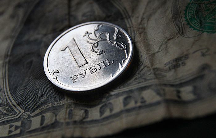 На межбанковском рынке доллар вырос почти до 90 рублей