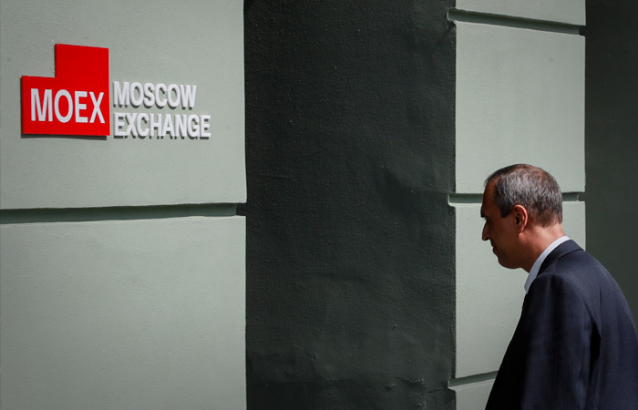 Рынок акций РФ открылся снижением индексов МосБиржи и РТС на 7,4-9,7%