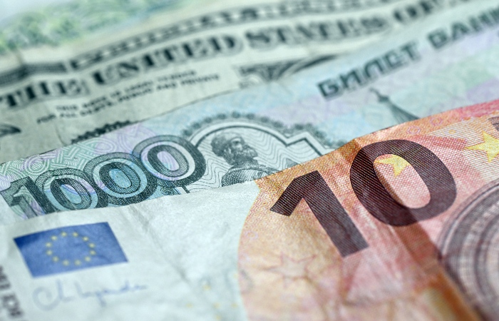 Рубль не изменился к доллару и юаню на старте торгов в ожидании сигналов с мировых рынков