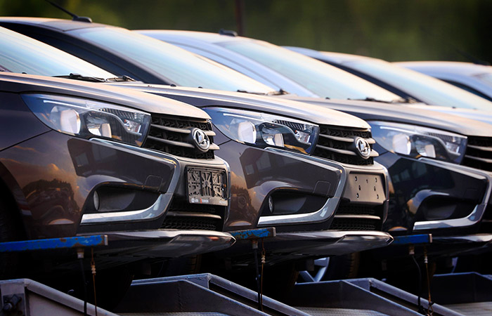 Продажи легковых и легких коммерческих авто в РФ в ноябре снизились на 61,6%